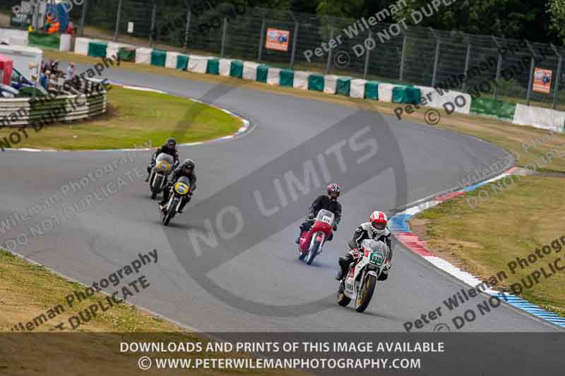 Vintage motorcycle club;eventdigitalimages;mallory park;mallory park trackday photographs;no limits trackdays;peter wileman photography;trackday digital images;trackday photos;vmcc festival 1000 bikes photographs